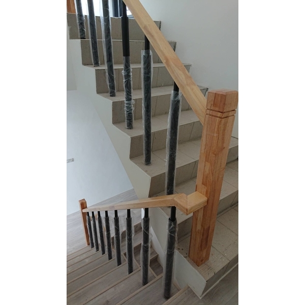 安裝木樓梯扶手-天梯實業有限公司