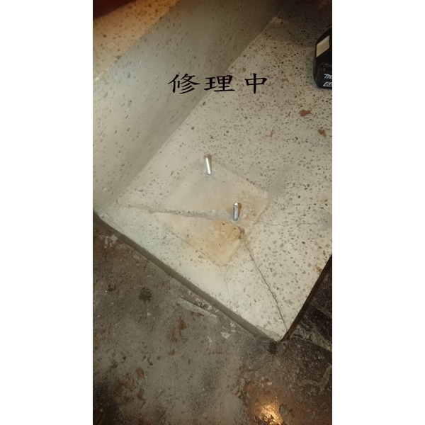 樓梯中柱搖晃整修-天梯實業有限公司