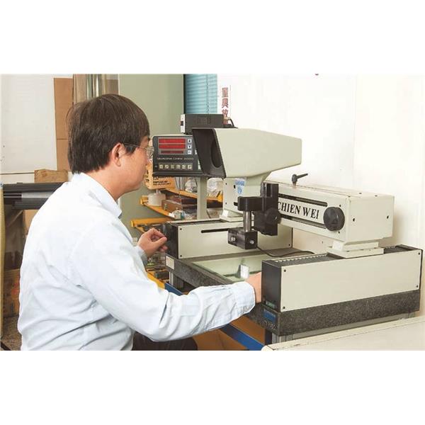 檢驗設備-二次元量測儀 檢驗設備-二次元量測儀,東信輕金屬股份有限公司